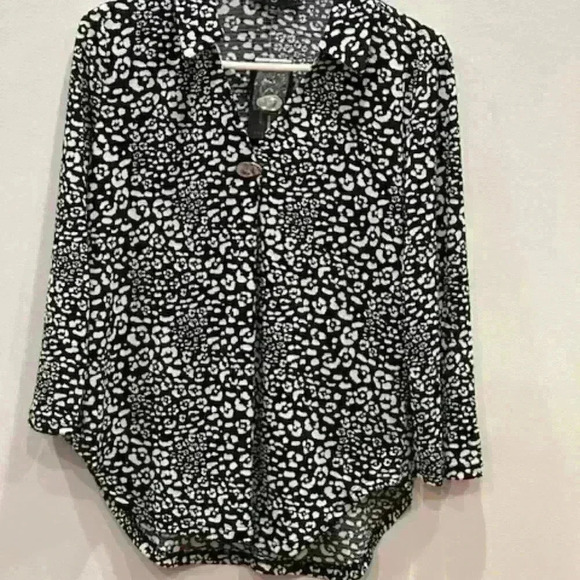 NWT!  FRED DAVID Ladies Leopard Print Black/White Blouse/Tunic Top Size Medium - Picture 1 of 11
